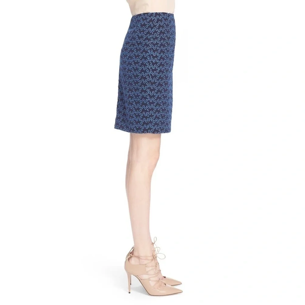 AKRIS PUNTO Eyelet Embroidered Blue Polyester Knee Length Pencil Skirt EUC Sz 8